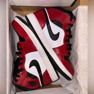 Air Jordan 1 mid Chicago black toe